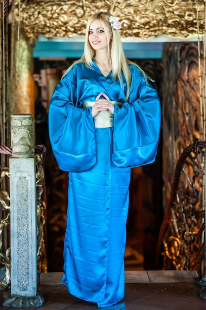 Bella giovane donna in abito tradizionale kimono orientale in occasione della celebrazione del capodanno cinese