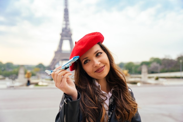 Photo beautiful young woman visiting paris and the eiffel tower