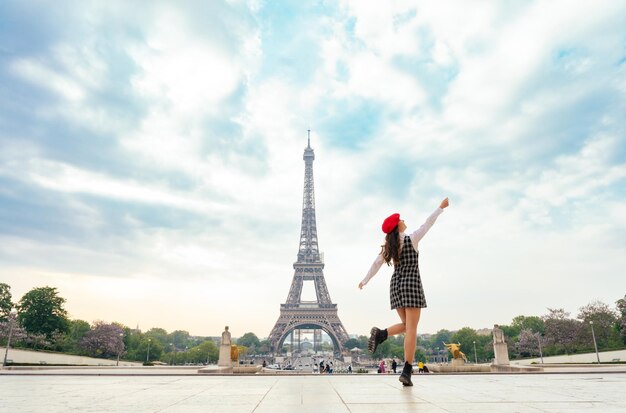 Beautiful young woman visiting paris and the eiffel tower