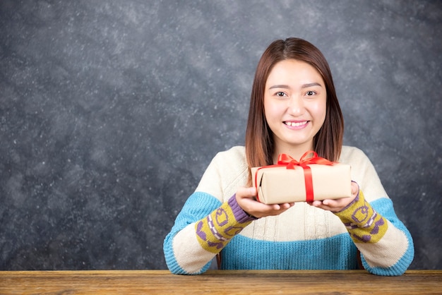 写真 美しい若い女性が孤立した笑顔のセーターを着る