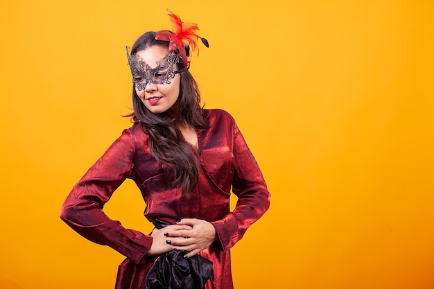 Foto bella giovane donna che indossa vestito rosso argentino. cultura straniera