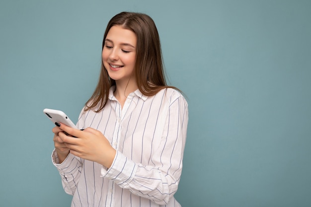 Bella giovane donna che indossa abiti casual in piedi