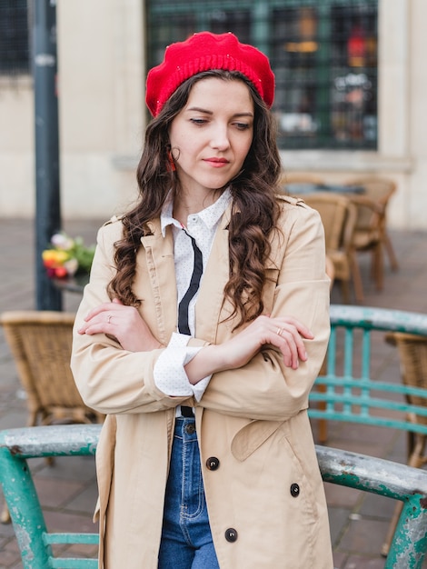 Photo beautiful young woman wearing red beret at city street of european city