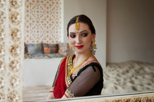 Photo beautiful young woman wearing sari