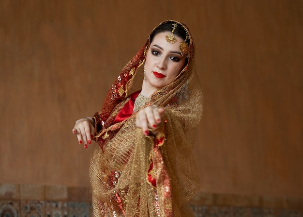 Photo beautiful young woman wearing sari