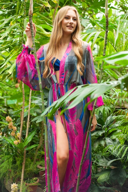 Photo beautiful young woman wearing summer clothes on tropical resort