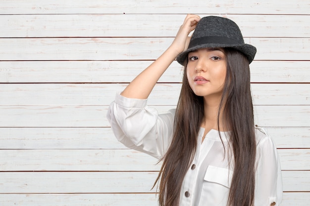 Photo beautiful young woman wearing summer fedora straw hat posing