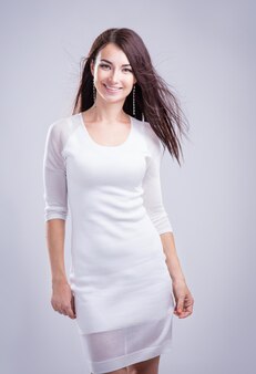 Bella giovane donna in un vestito bianco