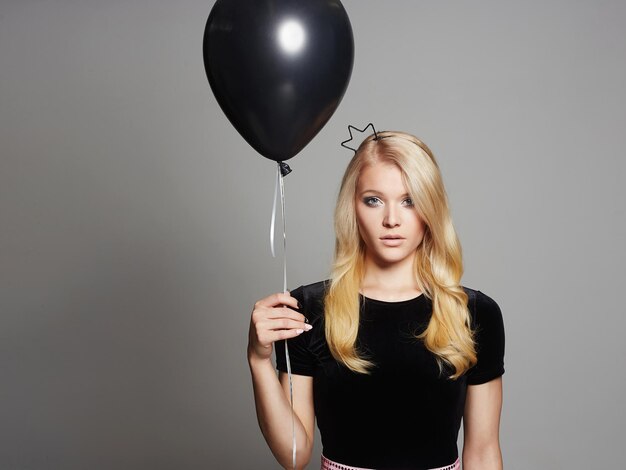 Photo beautiful young woman with air balloon