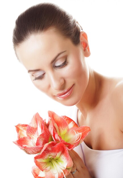 Foto bella giovane donna con grandi fiori rosa