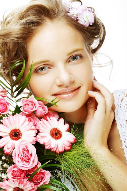 Foto bella giovane donna con i fiori del mazzo