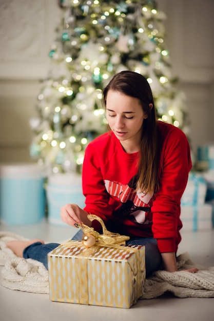 クリスマスプレゼントの美しい若い女性