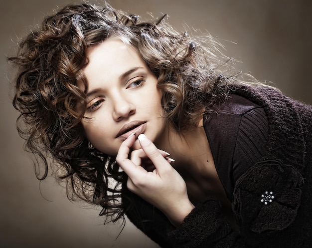 Photo beautiful young woman with curly hair