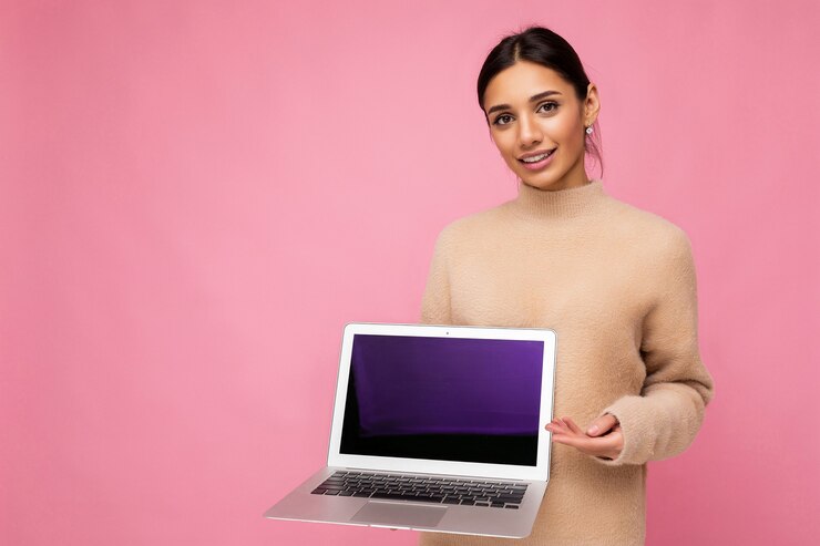 Photo beautiful young woman with dark hair looking at camera holding computer laptop
