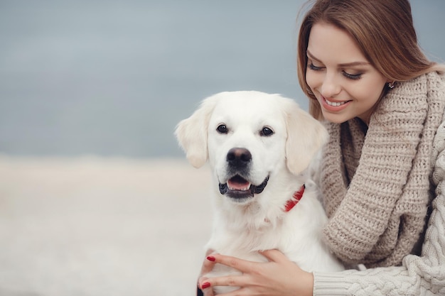 犬と美しい若い女性