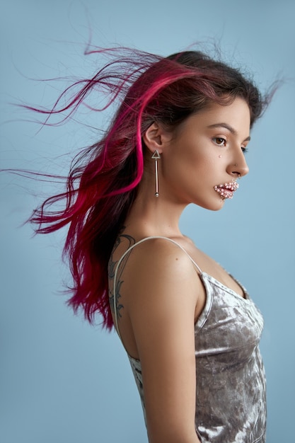 염색 된 머리 보라색 붉은 색, 밝은 아름다움 메이크업 클로즈업으로 아름 다운 젊은 여자. 강한 색의 머리카락