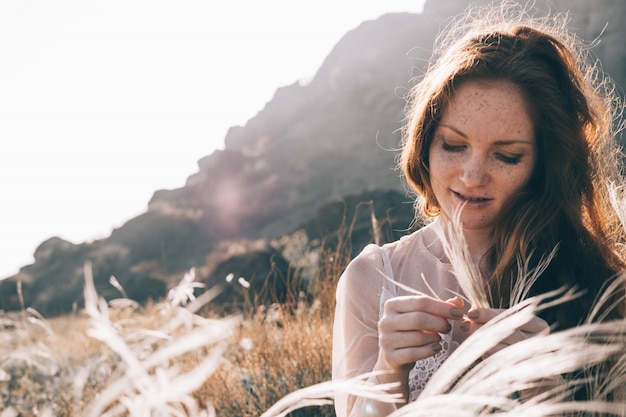 Photo beautiful young woman with freckles