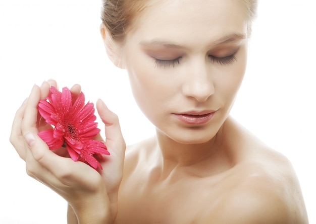 Foto bella giovane donna con fiore gerber