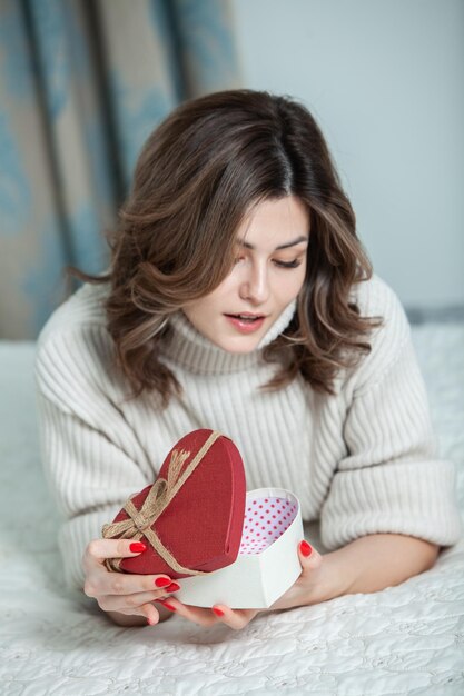 Photo beautiful young woman with gifts