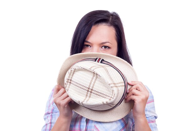 Bella giovane donna con cappello in mano su sfondo bianco