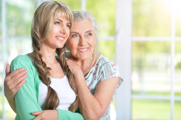 Photo beautiful young woman with mother