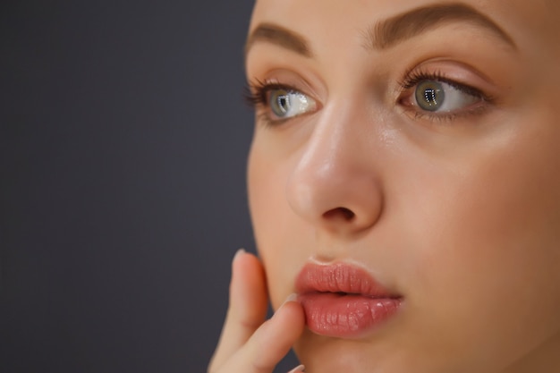 Foto bella giovane donna con trucco perfetto. primo piano del viso del bel modello con trucco naturale.