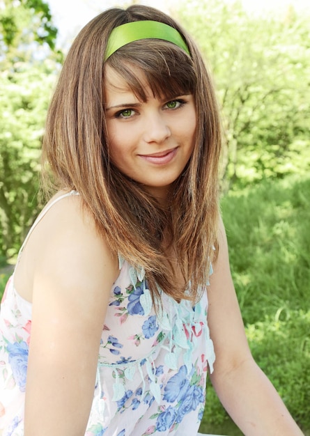 Photo beautiful young woman with a ribbon in her hair