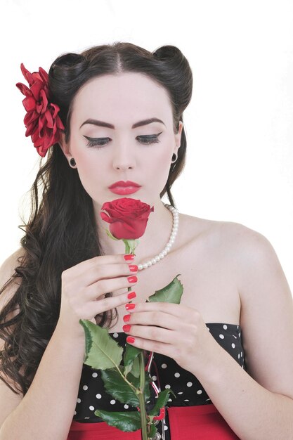 Foto bellissima giovane donna con un fiore di rosa isolato su bianco