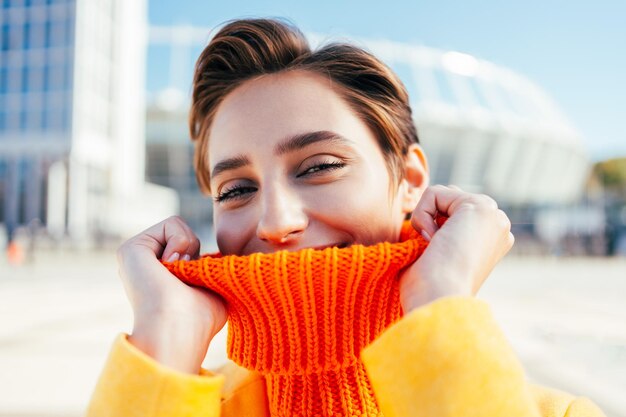 写真 街の短い髪の美しい若い女性