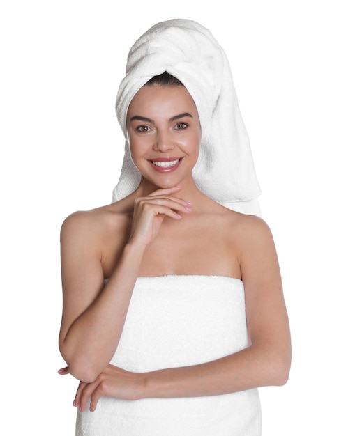 Фото Красивая молодая женщина с полотенцами на белом фоне
