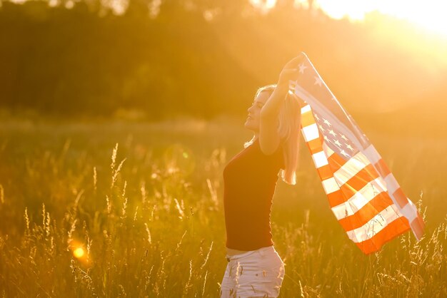 Photo beautiful young woman with usa flag