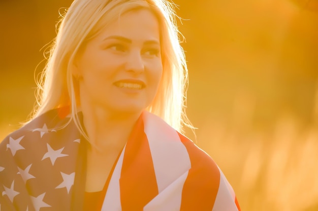 Красивая молодая женщина с флагом США