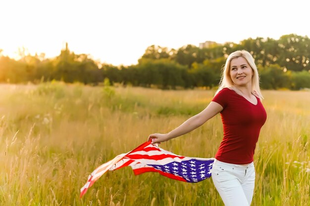 미국 국기와 함께 아름 다운 젊은 여자