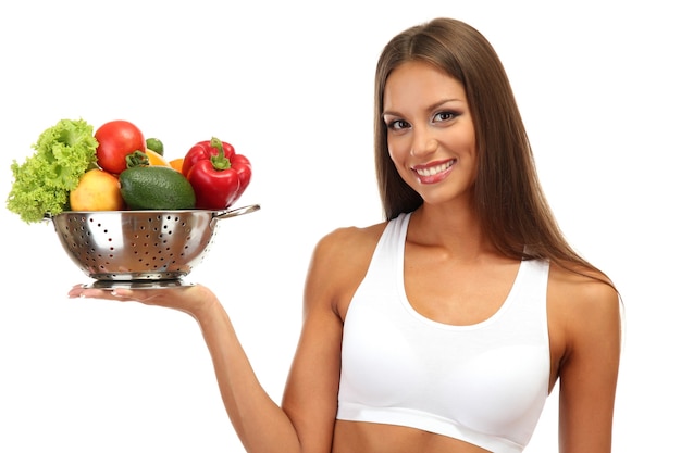 Красивая молодая женщина с овощами в дуршлаге, изолированные на белом