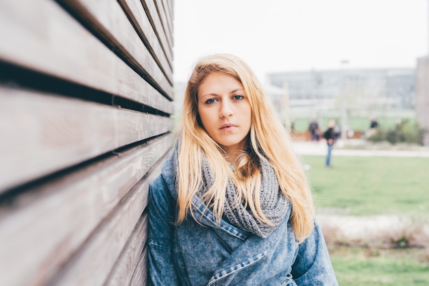 Foto bella giovane donna