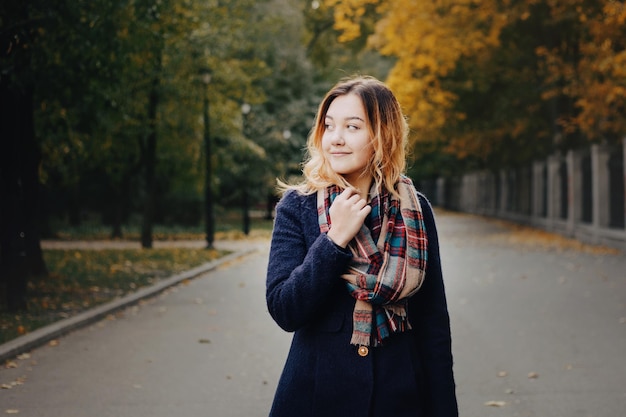 秋の公園で美しい若い女性