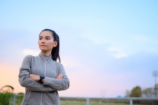 美しい若い女性は屋外で運動する準備をします。