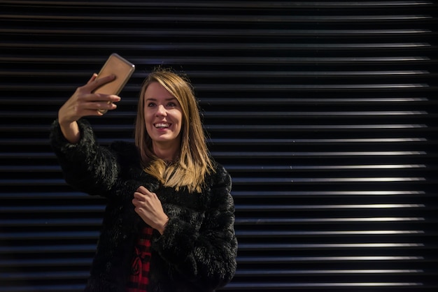 Photo beautiful young women taking a selfie