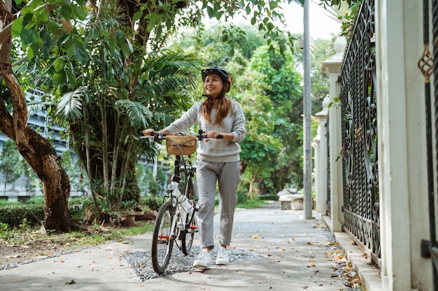 美しい若い女性は折りたたみ自転車の上を歩く