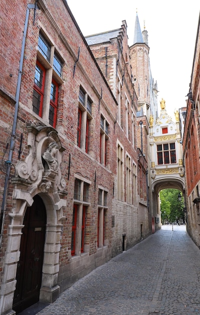 Old Civil Registry와 Town Hall Bruges 벨기에 사이의 Beautifull 아치