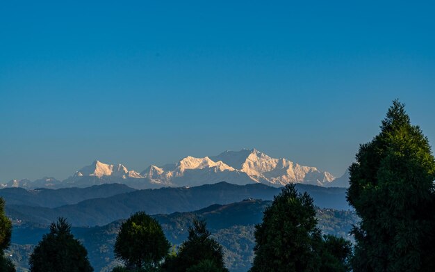 네팔 일마(Ilma)에 있는 칸첸중가 산(Mount Kanchenjunga range)의 아름다운 풍경.