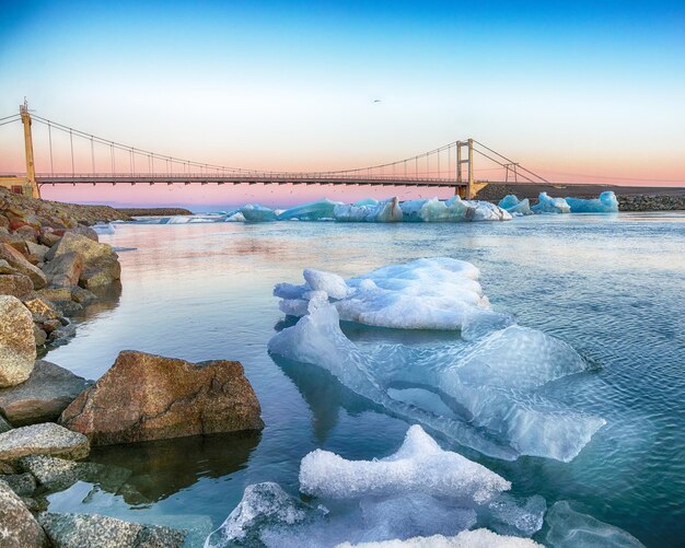 夕暮れ時のヨークルスアゥルロゥン氷河ラグーンに氷山が浮かぶ美しい風景