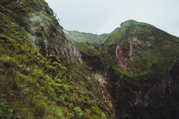 Bellissima montagna nella nebbia mattutina batur bali indonesia