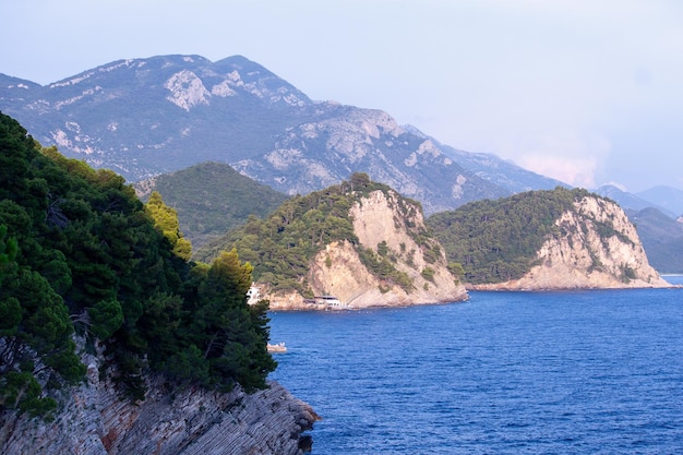 写真 モンテネグロ ペトロヴァック山脈の海のリゾートの美しい小さな都市