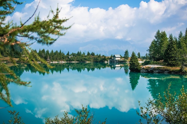 Una bellissima vista sul lago d'aviolo