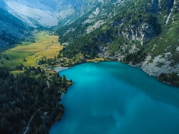 Una bellissima vista sul lago d'aviolo