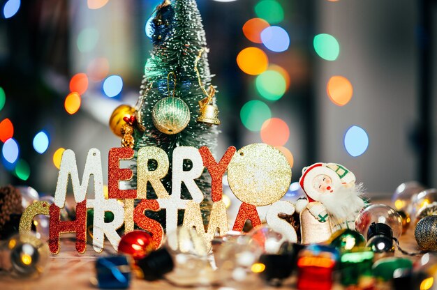 美しくクリスマスに飾られたボケ味の背景クリスマスツリーとクリスマスプレゼントのある家のインテリア