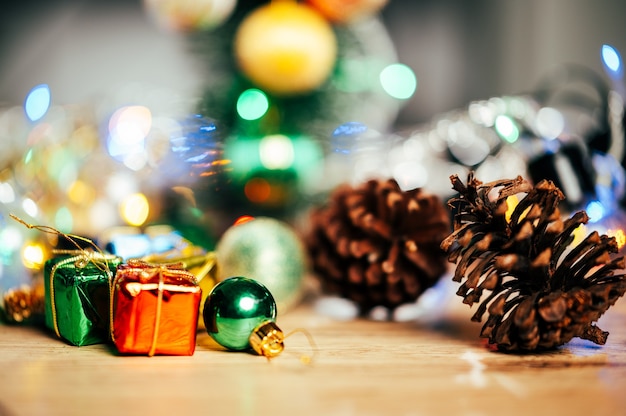 Красиво оформленный на Рождество боке фон домашнего интерьера с елкой и рождественскими подарками