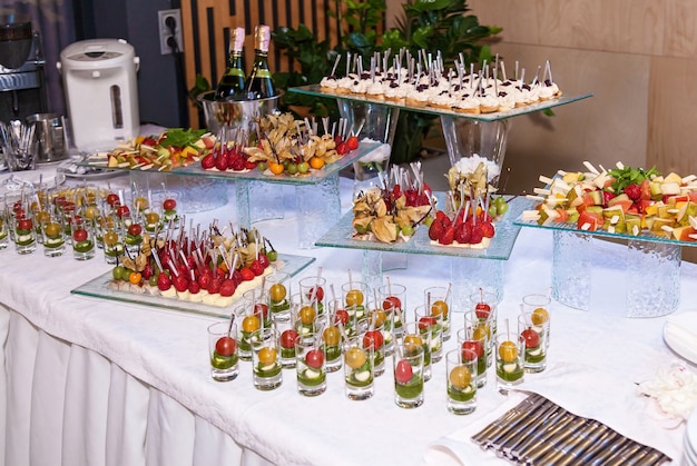 Aperitivi splendidamente decorati per il tavolo del banchetto del catering. catering per eventi snack a buffet