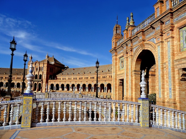 Foto ponticelli e costruzioni meravigliosamente decorati del quadrato di plaza de espana in siviglia, spagna